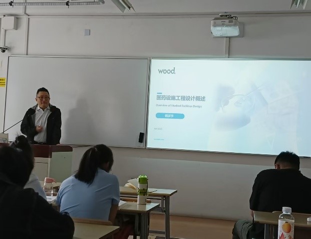 一群人看着桌子上的电视

AI 生成的内容可能不正确。