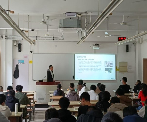 会议室里的人们

AI 生成的内容可能不正确。