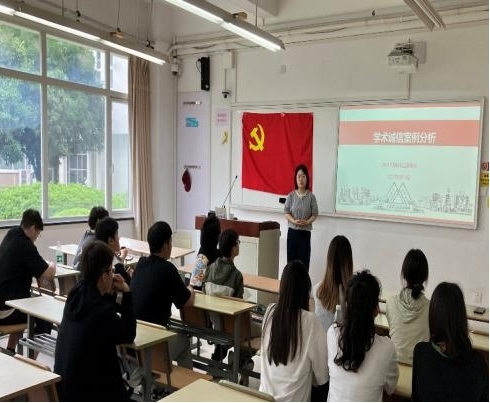 一群人在厨房里工作
AI 生成的内容可能不正确。