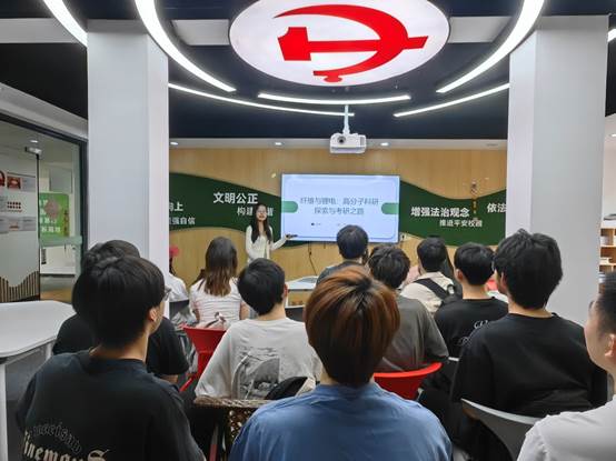 一群人在台上演讲

AI 生成的内容可能不正确。